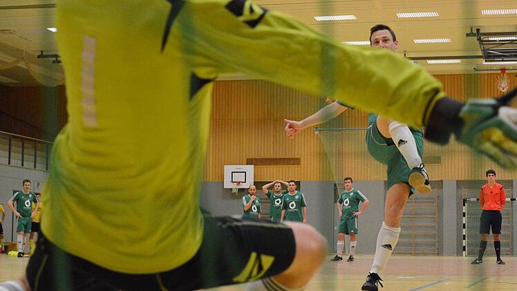 Wenn sich der Tormann "groß" macht, sind beim Spiel auf Handball-Tore die Keeper klar im Vorteil. Tore fallen beim Futsal natürlich trotzdem, gewiss auch für die Kicker des SV Garitz (unser Bild), die hier mit ihrem Teamkollegen bangen beim Quali-Kick in Hammelburg. Foto: ssp