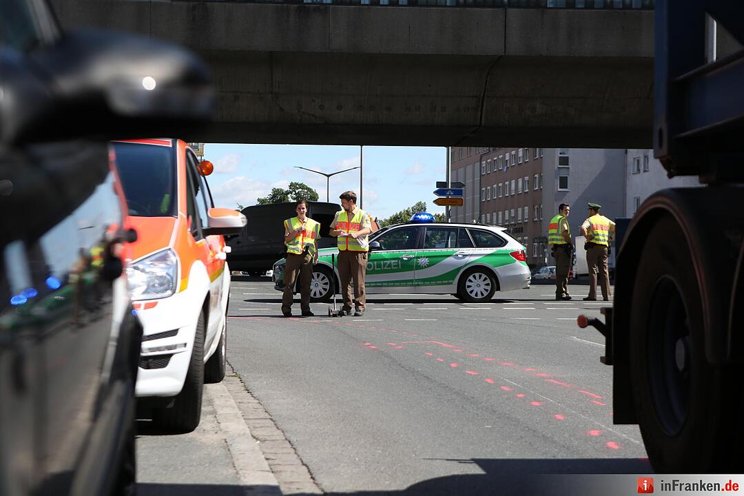 Radfahrer in Nürnberg von Lkw erfasst
