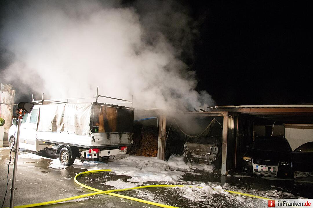 Garage mit angebautem Carport und Holzunterstand in Brand - Vier Fahrzeuge zum Teil schwer beschädigt