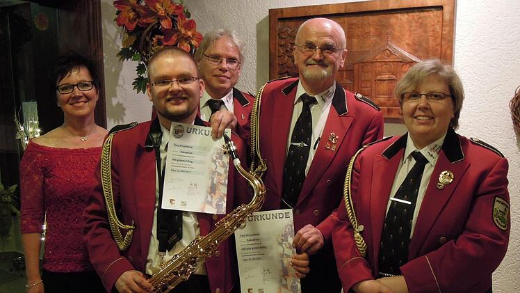 Der Tenor-Saxofonist Tino Pruschitzki befindet sich auf dem musikalischen Wege zum Dirigenten. Am vergangenen Samstag wurde er mit den Leistungsabzeichen Bronze- und Silbermedaille des Nordbayerischen Musikbundes ausgezeichnet. Foto: Edwin Meißinger