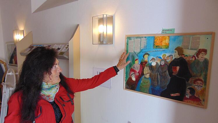 Karin Schüpferling  erläutert   eines  ihrer Bilder.