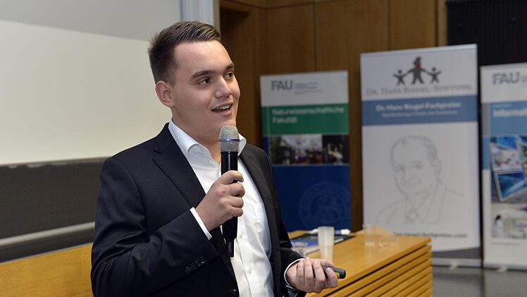 Tony Oehm freut sich über den Fachpreis in Physik. Foto: Harald Sippel
