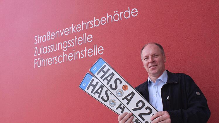Thomas Hümmer freut sich, als er aus der Zulassungsstelle des Landkreises Haßberge kommt: Er hat nun offiziell das erste wasserstoffbetriebene Auto in der Region. Jutta Rudel