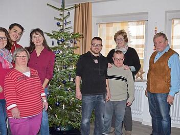 Mitarbeiter und Bewohner haben im gemeinsamen Wohnzimmer vom Haus am Moos den Weihnachtsbaum geschmückt. Foto: Rainer Lutz