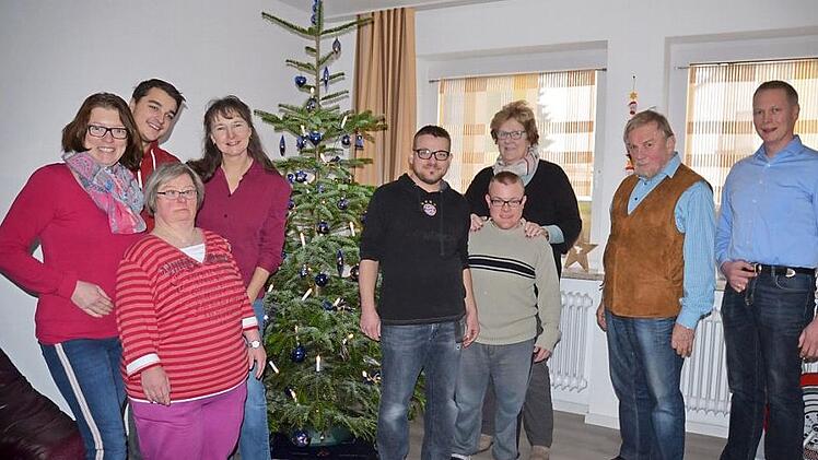Mitarbeiter und Bewohner haben im gemeinsamen Wohnzimmer vom Haus am Moos den Weihnachtsbaum geschmückt. Foto: Rainer Lutz