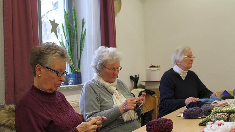 Socken, Pullover und Decken - das sind die Ergebnisse der wöchentlichen Treffen. Foto: Julia Raab
