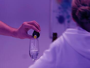 Einen Moment lang nicht aufgepasst und es kann passieren: Jemand tropft GHB, die sogenannte Vergewaltigungsdroge, ins Glas. Gamma-Hydroxy-Butyrat wirkt einerseits euphorisierend, kann aber auch zu Verwirrtheit und Bewusstlosigkeit sorgen. Symbolfoto: Jochen Nützel