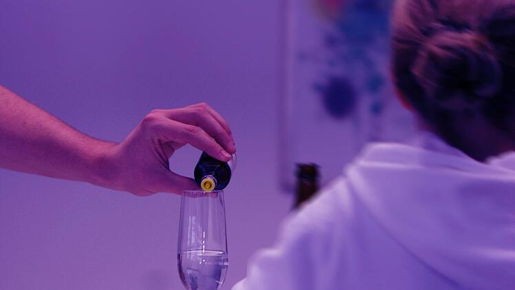 Einen Moment lang nicht aufgepasst und es kann passieren: Jemand tropft GHB, die sogenannte Vergewaltigungsdroge, ins Glas. Gamma-Hydroxy-Butyrat wirkt einerseits euphorisierend, kann aber auch zu Verwirrtheit und Bewusstlosigkeit sorgen. Symbolfoto: Jochen Nützel