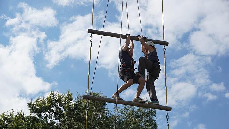 Nur gemeinsam schafften es Jens und Mirjam Freimann, die Jakobsleiter zu  erklimmen. Foto: Marion Eckert