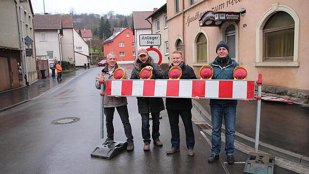 Die Straße am Falltor in Poppenlauer wurde, ebenso wie die Ludwigstraße, saniert. Nun fordern die Anlieger beider Straßen 200 000 Euro Straßenausbaubeiträge zurück. Unser Bild entstand bei der Freigabe. 2. von rechts Bürgermeister Matthias Klement.   Archivfoto: Dieter Britz