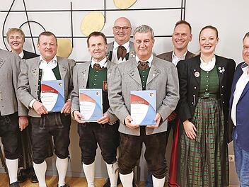 Ehrungen Aktive 50 Jahre: (von hinten, von links) 1. Vorsitzende Andrea Koch, Rainer Vorndran, Oberthulbas Bürgermeister Mario Götz sowie (vorne, von links) Gerhard Schäfer, Andreas Büchner, Alex Morschhäuser, Wilmar Döll, 2. Vorsitzende Madeline ...