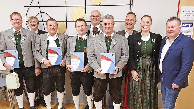 Ehrungen Aktive 50 Jahre: (von hinten, von links) 1. Vorsitzende Andrea Koch, Rainer Vorndran, Oberthulbas Bürgermeister Mario Götz sowie (vorne, von links) Gerhard Schäfer, Andreas Büchner, Alex Morschhäuser, Wilmar Döll, 2. Vorsitzende Madeline ...
