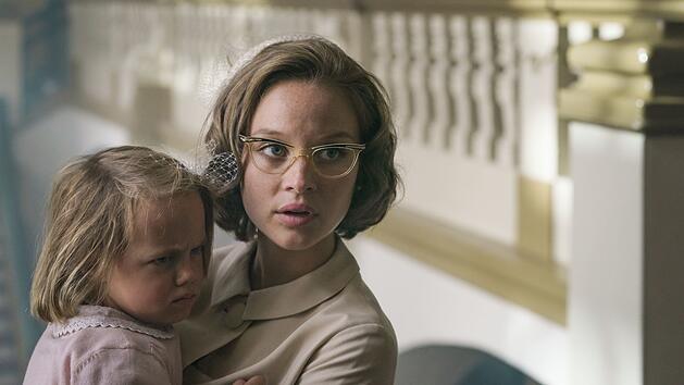 Drama und Aufbruch in den deutschen "Fifties": Monika Sch&ouml;llack (Sonja Gerhardt) darf Tochter Dorli nicht behalten. Das Kind wurde unehelich geboren. "Ku'damm 59" ist die zweite Staffel der Berliner Saga um eine Tanzschulenbesitzerin und ihre drei jung erwachsenen T&ouml;chter. Anfang 2026 soll im ZDF Staffel vier folgen, die ins Jahr 1977 springt.