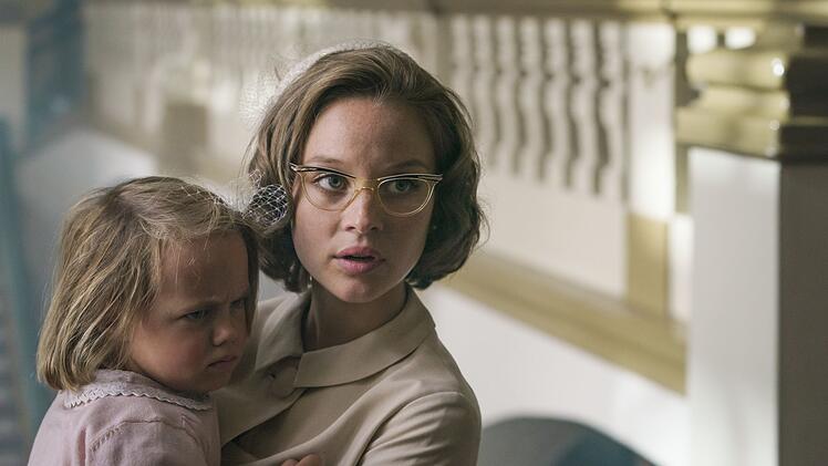 Drama und Aufbruch in den deutschen "Fifties": Monika Schöllack (Sonja Gerhardt) darf Tochter Dorli nicht behalten. Das Kind wurde unehelich geboren. "Ku'damm 59" ist die zweite Staffel der Berliner Saga um eine Tanzschulenbesitzerin und ihre drei jung erwachsenen Töchter. Anfang 2026 soll im ZDF Staffel vier folgen, die ins Jahr 1977 springt.