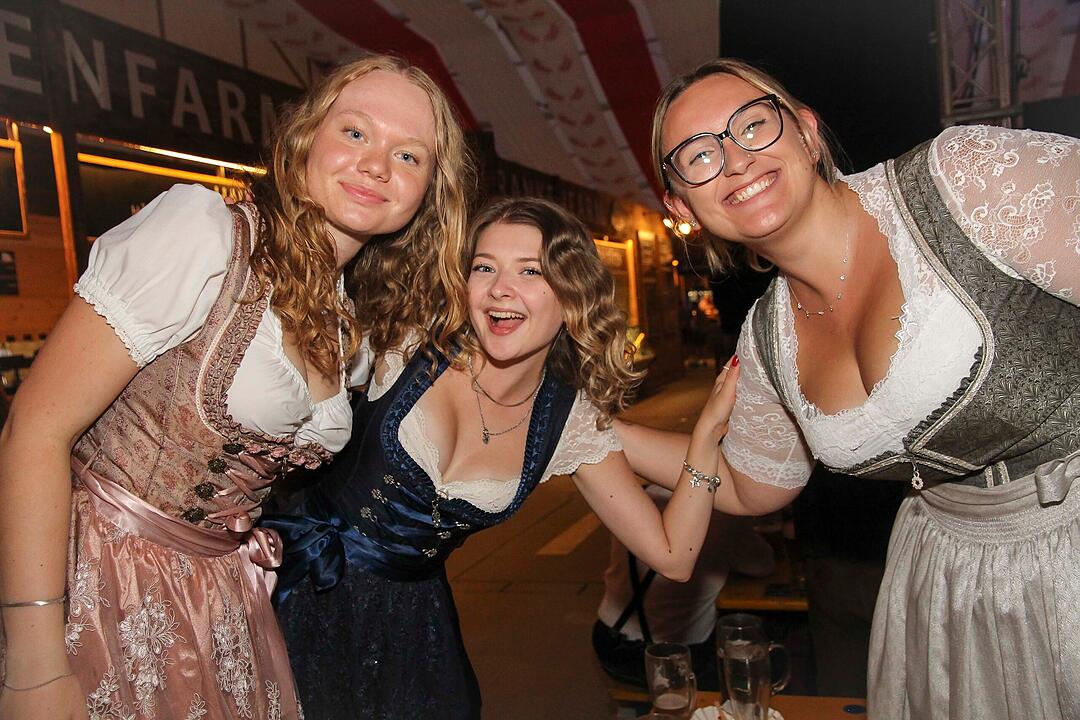 Die Stadlbesucher feierten mit den Stoapf&auml;lzer Spitzbuam.