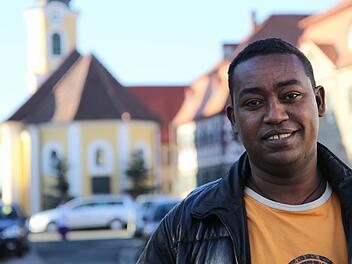 Der 35-jährige Asylsuchende Mekona Taye Tamene aus Äthiopien hat seit vier Wochen in Gosberg eine neue Unterkunft  gefunden.   Fotos: Michael Gründel