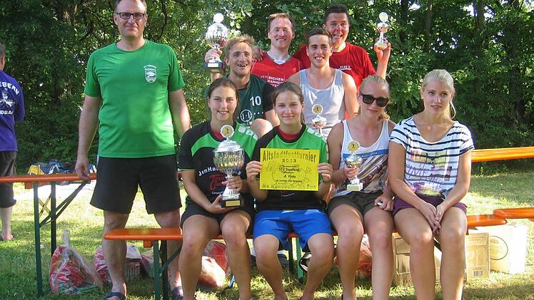 Die Spielführer nach der Verleihung der Siegerpokale durch Organisationschef Matthias Batzner (links).