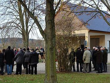 Viele Interessierte waren zur Einweihung des neuen Unterleiterbacher Leichenhauses gekommen. Foto: Johannes Michel