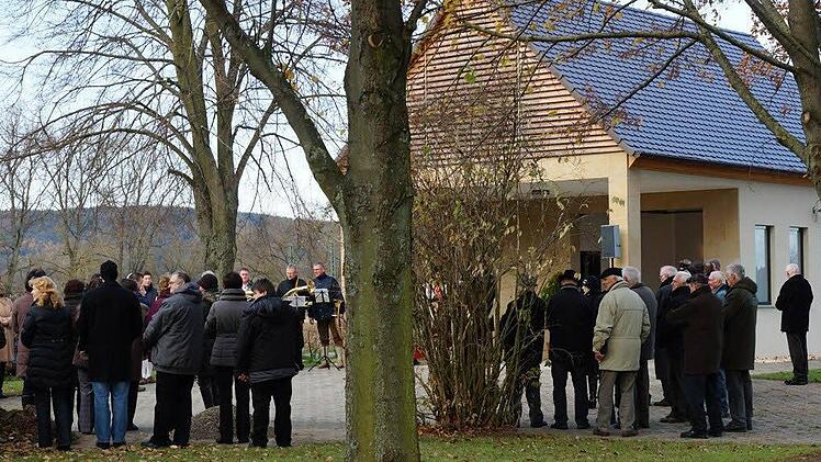 Viele Interessierte waren zur Einweihung des neuen Unterleiterbacher Leichenhauses gekommen. Foto: Johannes Michel