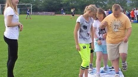 Saskia Linke (links) ist Schiedsrichterin beim lustig anzuschauenden "Schollenlauf". Foto: Heike Schülein