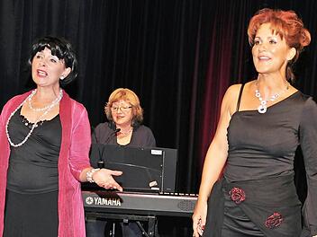Gabriele Marquardt, Petra Schlosser und Andrea Tiessen-Lehmann (von links) von der Theaterwerkstatt Haßfurt bereiteten den Gästen der Blumenschmuckprämierung einen leidenschaftlichen Genuss mit ihrer musikalisch-theatralischen Lesung unter dem Thema "Beglücke mich".  Foto: Ulrike Langer