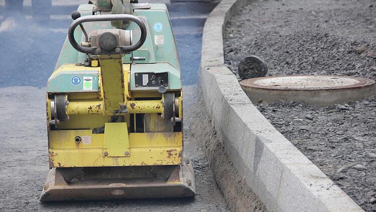 Die Asphaltschicht, die aufgebracht wird, ist sehr dick.  Foto: Friedwald Schedel