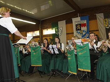 Die Jugendlichen im Musikverein Mainleus haben sich zum "Blechwurm" formiert. Mit "Musica Festa", "Sunshine Boogie", "Amoi seng mer uns wieder" und der königlichen Feuerwerksmusik präsentierten sie zum Muttertagskonzert ein beachtliches Repertoire. Foto: Sonny Adam