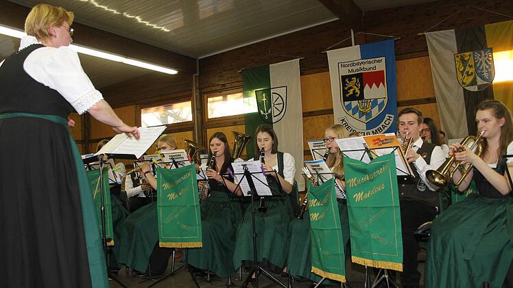 Die Jugendlichen im Musikverein Mainleus haben sich zum "Blechwurm" formiert. Mit "Musica Festa", "Sunshine Boogie", "Amoi seng mer uns wieder" und der königlichen Feuerwerksmusik präsentierten sie zum Muttertagskonzert ein beachtliches Repertoire. Foto: Sonny Adam