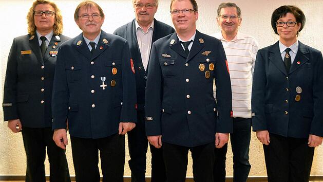 Zwei aktive und zwei inzwischen passive Mitglieder zeichnete der Feuerwehrverein Wollbach aus (von links): Vorsitzende Birgit Below, Johannes Ebner, Werner Schwab, Christian Kirchner, Georg Rottenberger und stellvertretende Vorsitzende Monika Brandl. Foto: Peter Rauch