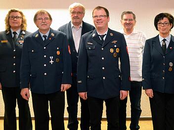 Zwei aktive und zwei inzwischen passive Mitglieder zeichnete der Feuerwehrverein Wollbach aus (von links): Vorsitzende Birgit Below, Johannes Ebner, Werner Schwab, Christian Kirchner, Georg Rottenberger und stellvertretende Vorsitzende Monika Brandl. Foto: Peter Rauch