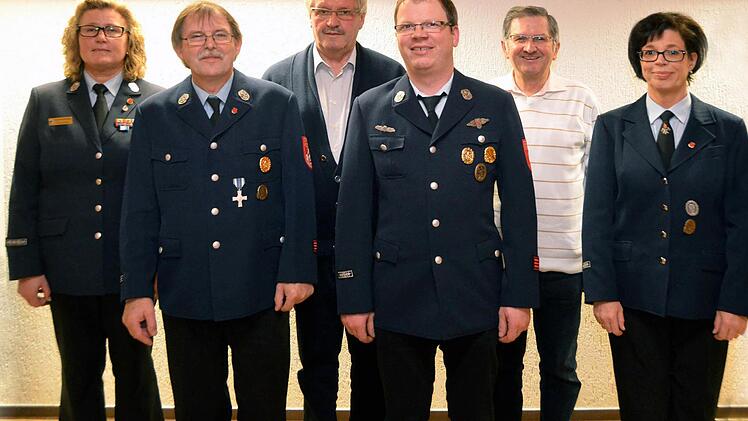 Zwei aktive und zwei inzwischen passive Mitglieder zeichnete der Feuerwehrverein Wollbach aus (von links): Vorsitzende Birgit Below, Johannes Ebner, Werner Schwab, Christian Kirchner, Georg Rottenberger und stellvertretende Vorsitzende Monika Brandl. Foto: Peter Rauch