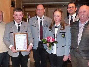 Zwei Jungmusiker ehrte der Musikverein Wartenfels im Berghof Schütz. Unser Bild zeigt (von links) Dirigent Walter Wich-Herrlein, Philip Wunder, Ersten Vorsitzenden Dietmar Hildner, Antonia Schramm, Zweiten Vorsitzender Dieter Schmidt und Gemeinderat Raimund Grass. Foto: Wulf
