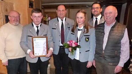 Zwei Jungmusiker ehrte der Musikverein Wartenfels im Berghof Schütz. Unser Bild zeigt (von links) Dirigent Walter Wich-Herrlein, Philip Wunder, Ersten Vorsitzenden Dietmar Hildner, Antonia Schramm, Zweiten Vorsitzender Dieter Schmidt und Gemeinderat Raimund Grass. Foto: Wulf