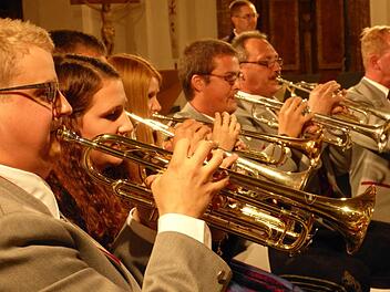 Die Musikerinnen und Musiker aus Ober- und Untereschenbach haben sich intensiv auf das Frühjahrskonzert vorbereitet. Zu der Musik werden auch Videoclips und Bilder gezeigt.  Foto: Thomas Reuter