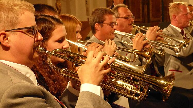 Die Musikerinnen und Musiker aus Ober- und Untereschenbach haben sich intensiv auf das Frühjahrskonzert vorbereitet. Zu der Musik werden auch Videoclips und Bilder gezeigt.  Foto: Thomas Reuter