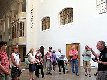 Sieben Mal predigte Martin Luther in der Stadtkirche St. Moriz. Reformationsbotschafter Dieter Beck (rechts) erläuterte einigen Teilnehmern der Exkursion "Luther und Reformation erleben" das Wirken des Reformators in Coburg.  Foto: Bettina Knauth