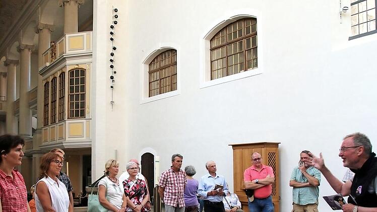 Sieben Mal predigte Martin Luther in der Stadtkirche St. Moriz. Reformationsbotschafter Dieter Beck (rechts) erläuterte einigen Teilnehmern der Exkursion "Luther und Reformation erleben" das Wirken des Reformators in Coburg.  Foto: Bettina Knauth