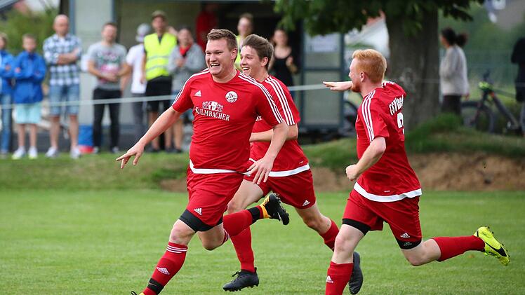 Meeders Tim Knoch auf Wolke 7. Nach einer Direktabnahme bringt er sein Team in Führung .