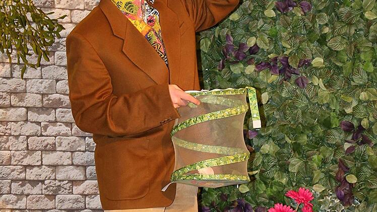 Dem zerstreuten Vogelkundler Dr. Otto Maria Honigmund (Bernd Schramm) sind V&ouml;gel und Schmetterlinge wichtiger als Frauen.