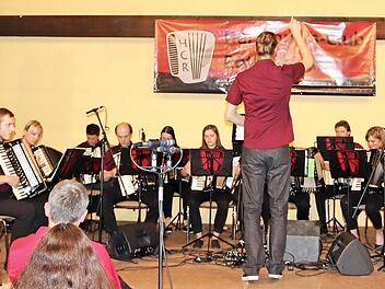 Dirigent Oliver Janke spornte die Röttenbacher Harmonikaspieler zu Höchstleistungen an. Foto: Johanna Blum