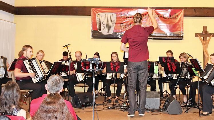 Dirigent Oliver Janke spornte die Röttenbacher Harmonikaspieler zu Höchstleistungen an. Foto: Johanna Blum