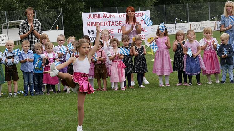 Tanzmariechen Celine war so stolz, dass sie jetzt als Schulkind in ihrem Kindergarten tanzen durfte. Foto: Manja von Nida