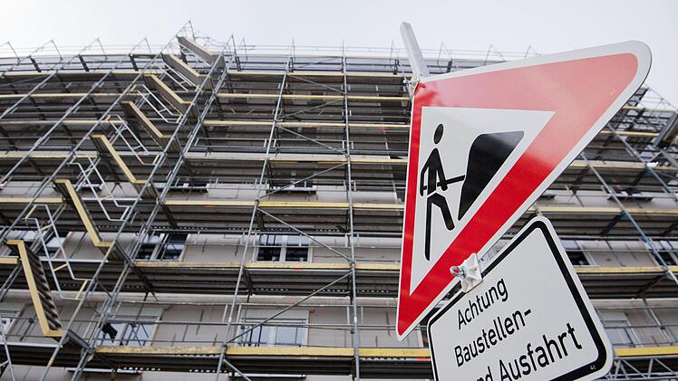Das Baugewerbe ist von der Corona-Krise kaum betroffen und sucht Lehrlinge. Foto: J. Stratenschulte, dpa
