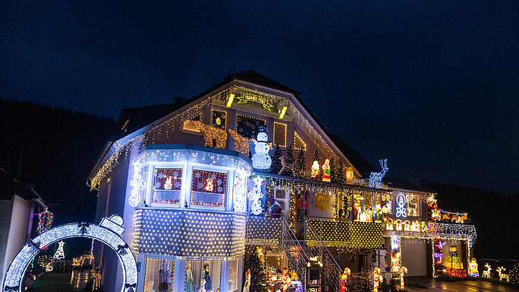 Aura: 100.000 Lichter leuchten im Advent: Familie macht ihr Haus zum Weihnachtshaus