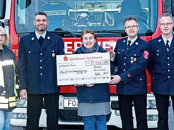 Die FFW Oesdorf &uuml;bergab die 1000-Euro-Spende an die Elterninitiative krebskranker Kinder (v.&nbsp;l.): Annelore Strnad, Vorsitzender Markus Giesl, Birgit Conrads (Elterninitiative), Zweiter Vorsitzender Holger Klinger und Markus Klinger.