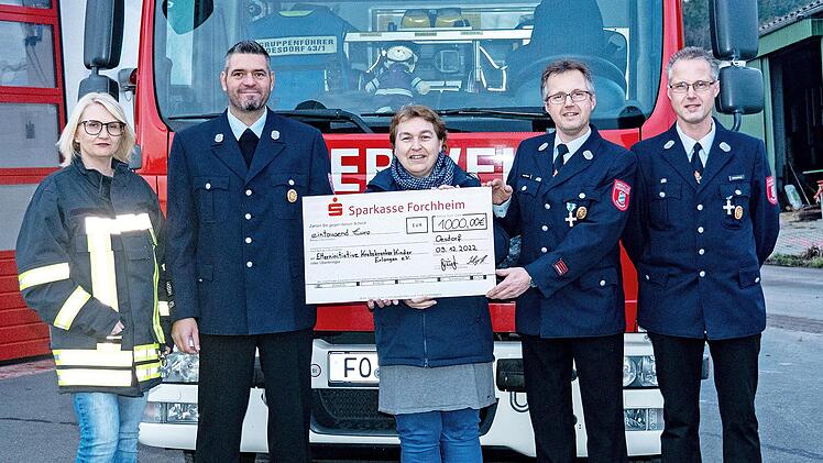 Die FFW Oesdorf &uuml;bergab die 1000-Euro-Spende an die Elterninitiative krebskranker Kinder (v.&nbsp;l.): Annelore Strnad, Vorsitzender Markus Giesl, Birgit Conrads (Elterninitiative), Zweiter Vorsitzender Holger Klinger und Markus Klinger.