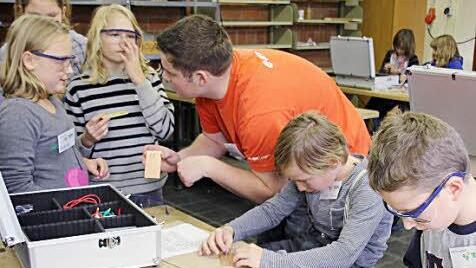 Philipp und Julius (rechts) sind ihre Aufgabe vertieft, während sich  Friederike (links) bei Patrick Ollraum  Rat holt.