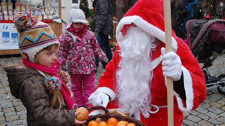 So recht traut Sophie dem Frieden nicht, aber der Nikolaus (Robert Aumüller) blinzelte ihr freundlich zu.