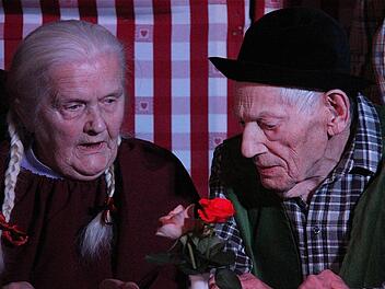 "Das kleine Mädchen": Ida Bock (93 Jahre) und ihr "Vater" Theodor Gerwin (90 Jahre ) stehen für das Seniorentheaterstück in Euerdorf auf der Bühne. Fotos: Gerd Schaar