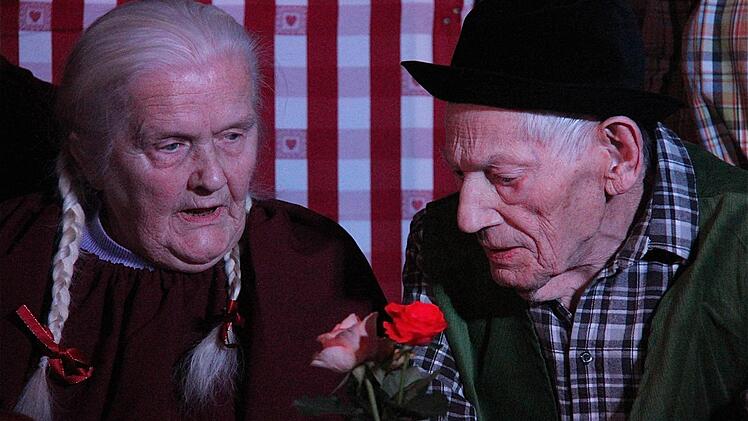 "Das kleine Mädchen": Ida Bock (93 Jahre) und ihr "Vater" Theodor Gerwin (90 Jahre ) stehen für das Seniorentheaterstück in Euerdorf auf der Bühne. Fotos: Gerd Schaar
